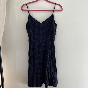 Like new gap dress. It’s just above the knees and I am 5’8’’. Size medium